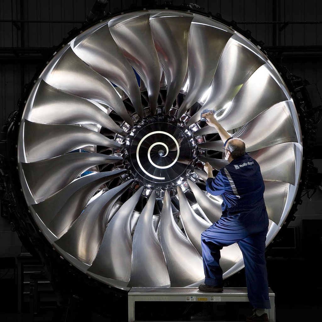 A választott Trent 1000-es hajtómű és az ember méretaránya. (Fotó: Rolls-Royce Engine) | © AIRportal.hu
