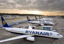 Randalírozó fiatalok miatt szakította meg útját a Ryanair gépe