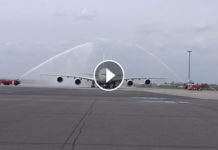 Így köszöntötték az első Emirates A380 járatot Prágában