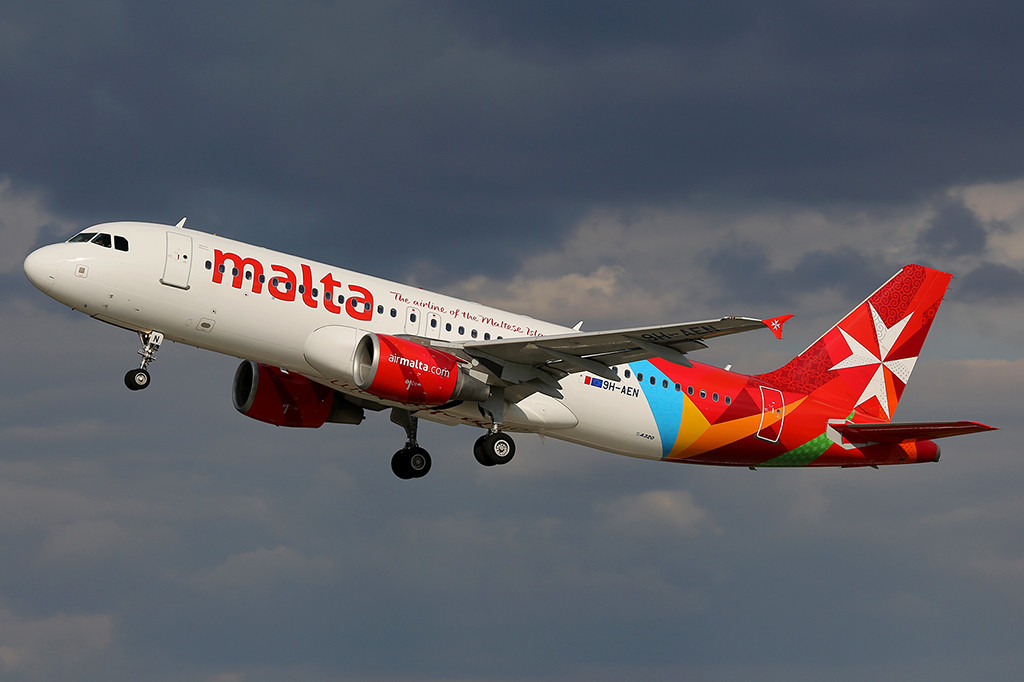 Air Malta Airbus A320-as felszállás közben Ferihegyen. (Fotó: AIRportal.hu) | © AIRportal.hu