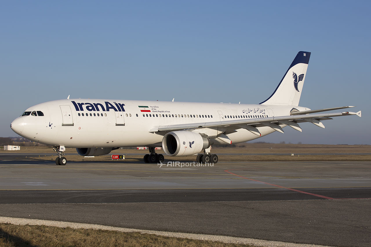 Az Iran Air repülőgépei az elmúlt években rendszeresen szálltak le Ferihegyen, hogy nyugat-európai repterekről Irán felé tartva üzemanyagot vételezzenek. A legtöbb európai reptéren nem szolgálták ki a légitársaság gépeit üzemanyaggal a kereskedelmi szankciók miatt. A képen látható EP-IBB lajstromjelű Airbus A300-605R repülőgépet 1994-ben gyártották. (Fotó: AIRportal.hu) | © AIRportal.hu