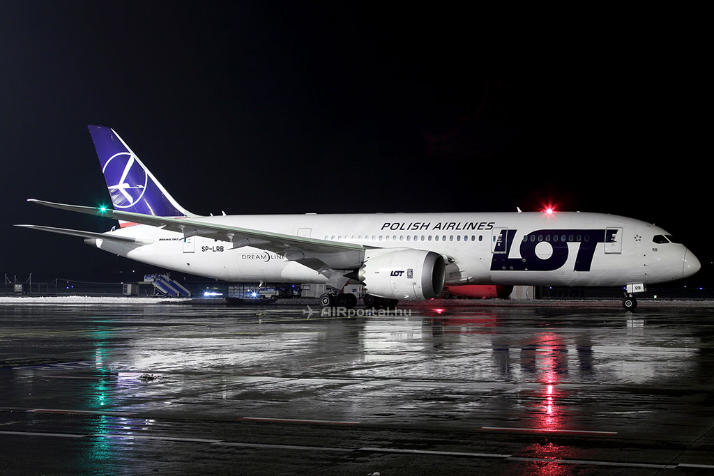 A LOT Boeing 787-8 Dreamliner repülőgépe Budapesten. (Fotó: AIRportal.hu) | © AIRportal.hu