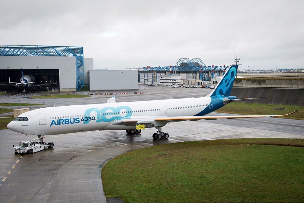 Az A330neo már kész prototípusa a festést követően még hajtóművek nélkül. (Fotó: Airbus) | © AIRportal.hu