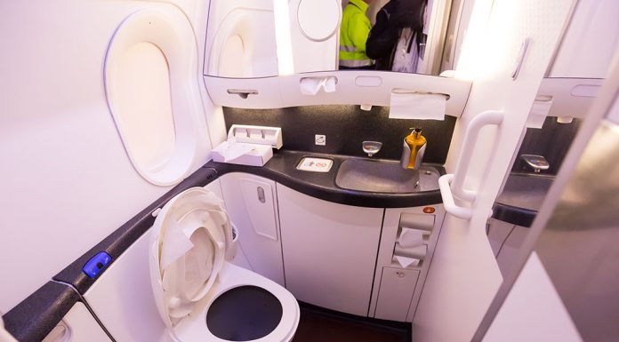 Szivárgás miatt módosítani kell számtalan Boeing 787-es mosdóit