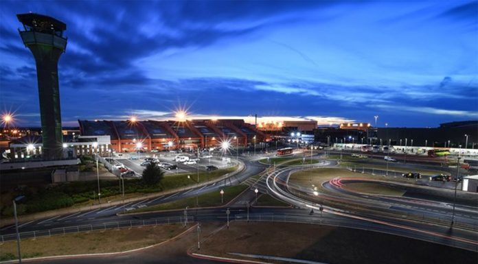 Tűz volt a londoni Luton repülőtér parkolóházában, felfüggesztették a légiforgalmat