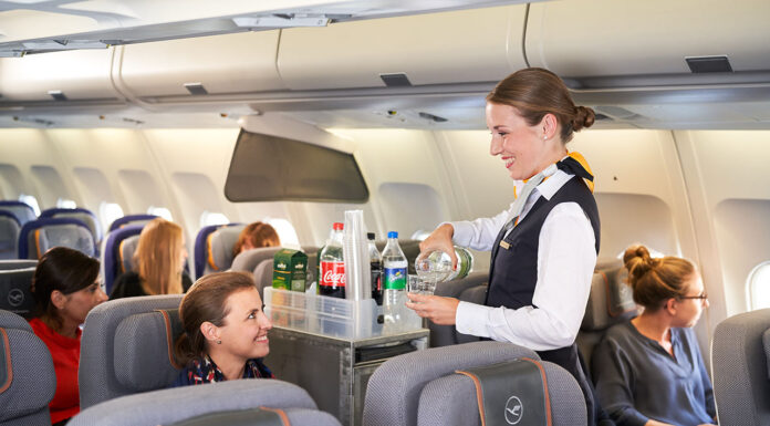 Újra ingyenes lesz a tea és a kávé a Lufthansánál