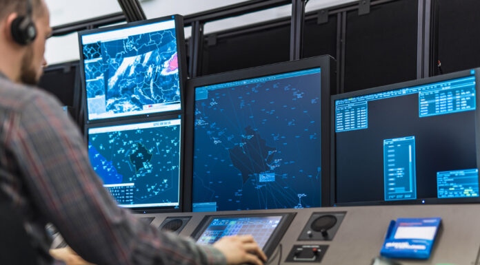 Egyedülálló képzésen készítik fel a leendő légiforgalmi irányítókat