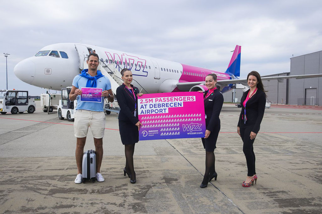 Két és fél milliomodik debreceni utasát köszöntötte a Wizz Air