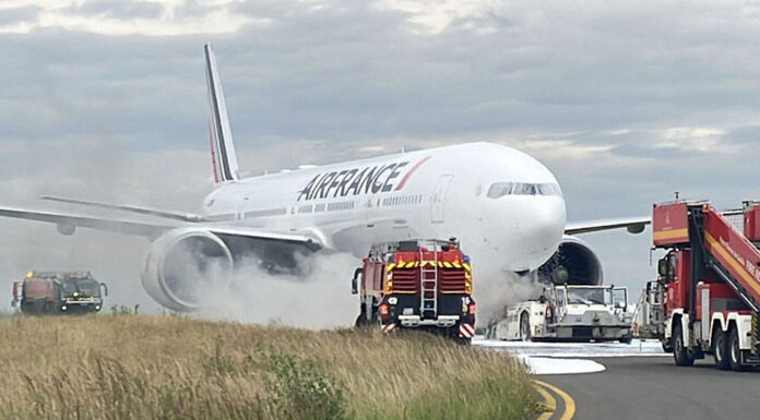 Minimális sérülésekkel „megúszta” a vontatója kigyulladását az Air France 777-ese
