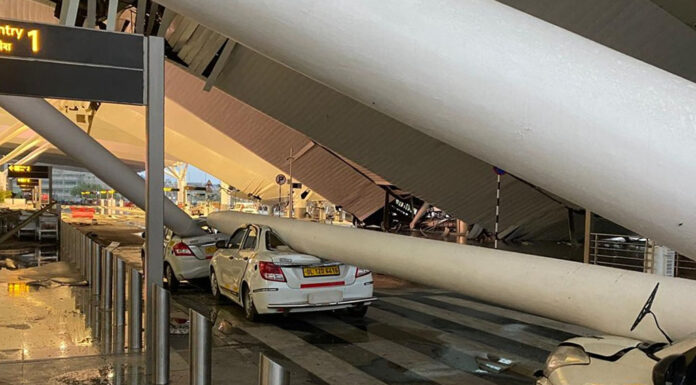 Leszakadt az előtető Delhi repülőterén