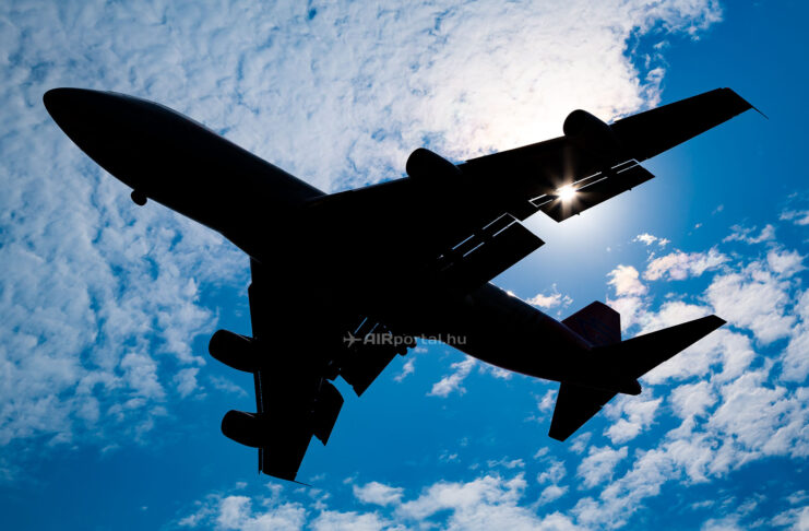 Az akkumulátorok és a jelzavarás kockázataira figyelmeztetnek a légitársaságok