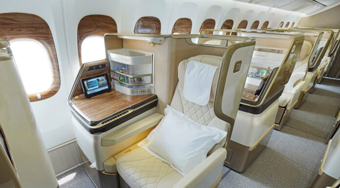 Bemutatta első felújított Boeing 777-esét az Emirates