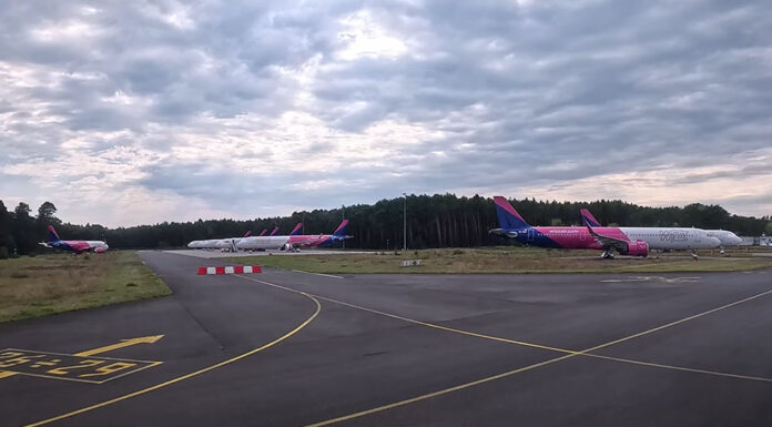 Fürtökben vesztegelnek a Wizz Air földre parancsolt gépei egy lengyel reptéren