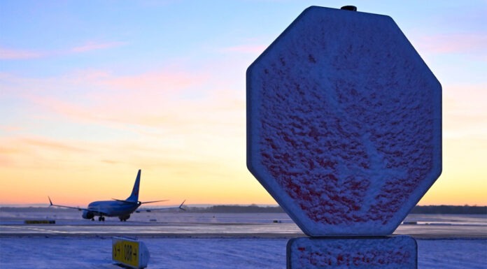 Mintegy 500 utas éjszakázott repülőgépeken a müncheni reptéren