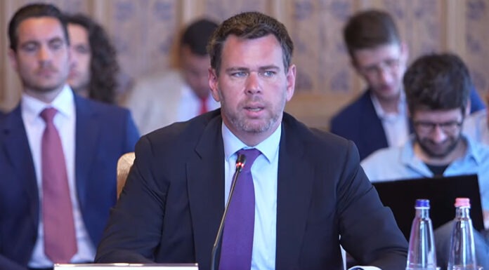 Vitézy Dávid portfóliójához tartozik majd a hazai repülőterek működtetése
