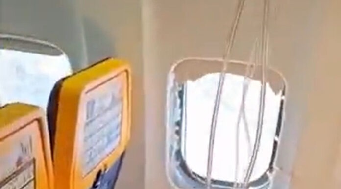 A hajtóműből kirepülő törmelék miatt tört be a Ryanair 737-esének ablaka