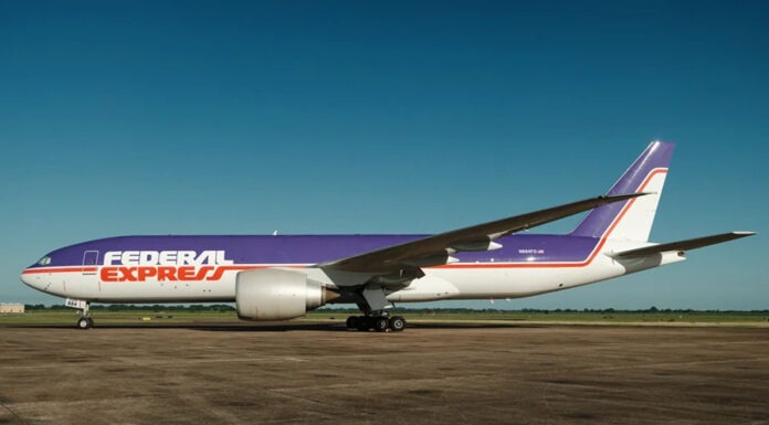 Retro festésű repülőgéppel tiszteleg alapítója előtt a FedEx